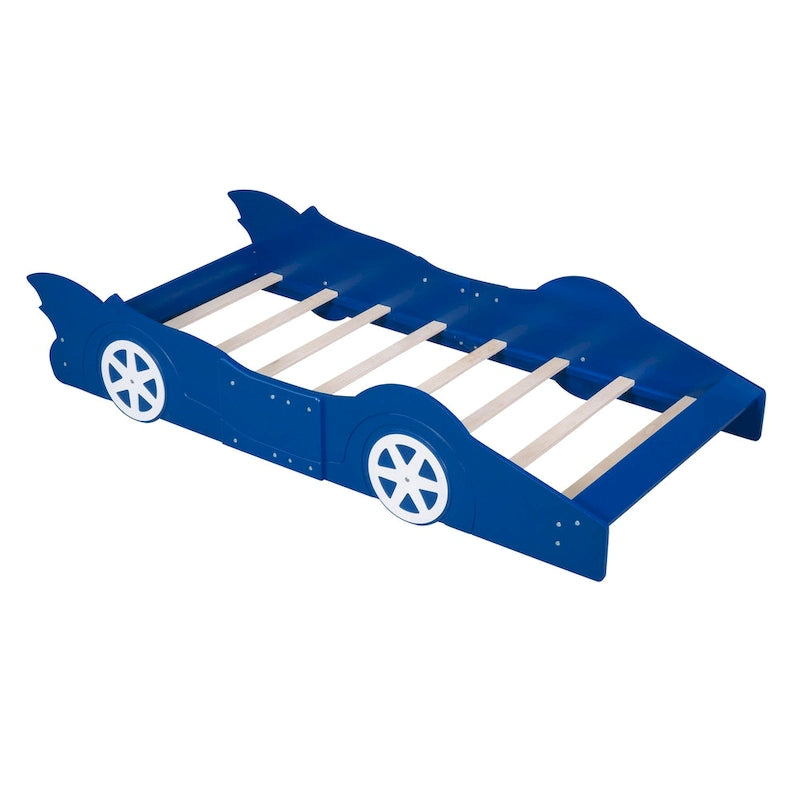 Cama plataforma con forma de coche de carreras y ruedas