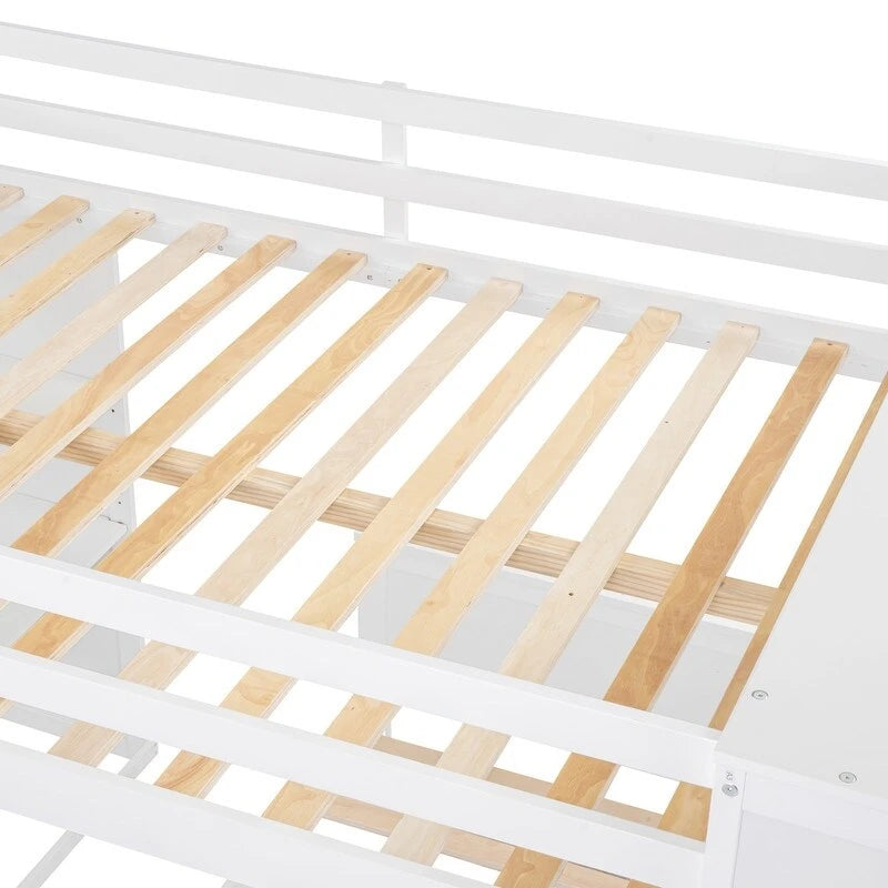 Cama alta de tamaño completo con una cama individual independiente, estantes, escritorio y armario.