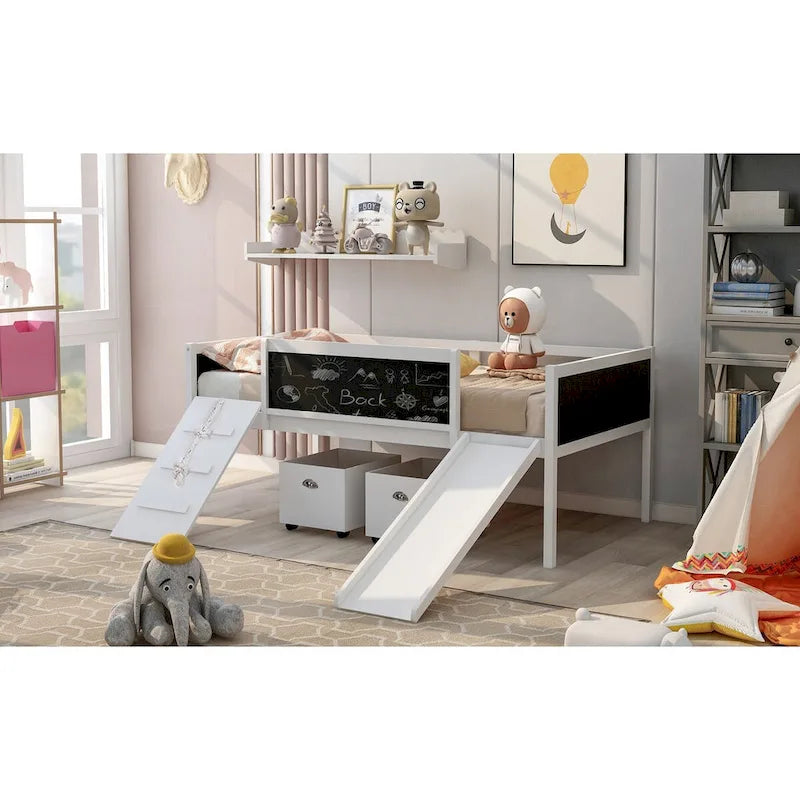 Cama alta individual de madera con tres pizarras, dos cajas de almacenamiento y un tobogán, tres colores disponibles