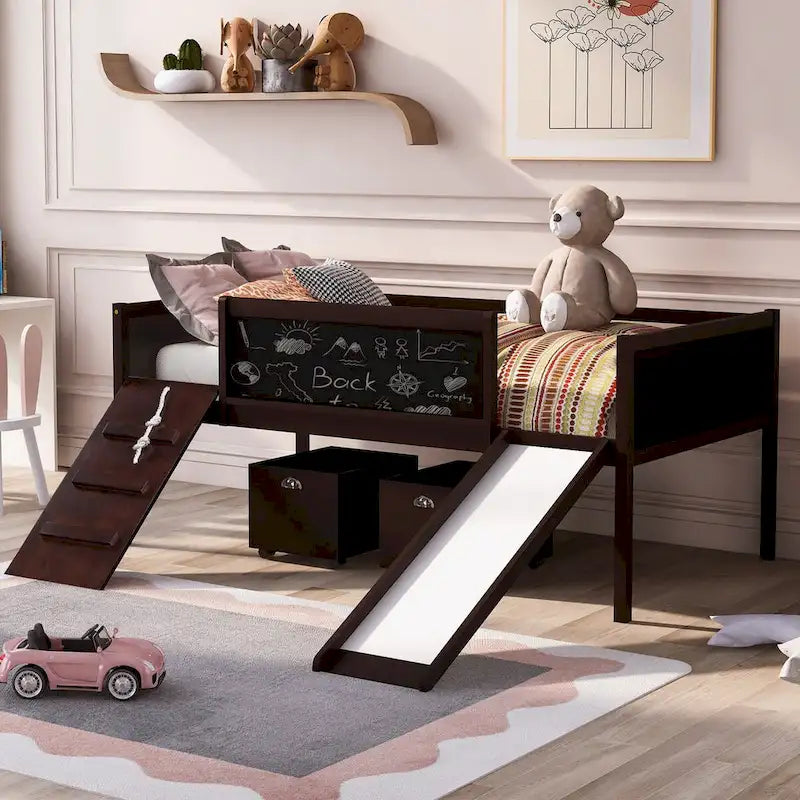 Cama alta individual de madera con tres pizarras, dos cajas de almacenamiento y un tobogán, tres colores disponibles